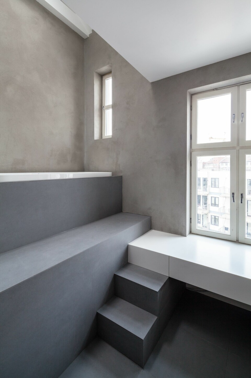 ENKELT: Opp til badekaret (til venstre) kommer man via denne enkle trappen. (FOTO: Simon Kennedy)