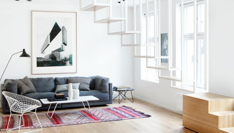 Når det flyttet inn en ny beboer inn i denne leiligheten, som brakte med seg en enorm garderobe, var det nødvendig å ta noen tydelige og kontemporære interiørgrep. (Foto: Inger Marie Grini)