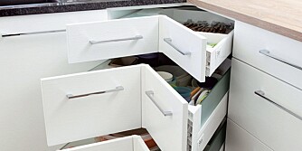 UTNYTT PLASSEN: Med smarte skuffer og oppbevaringsløsninger kan hver krik og krok på kjøkkenet utnyttes.