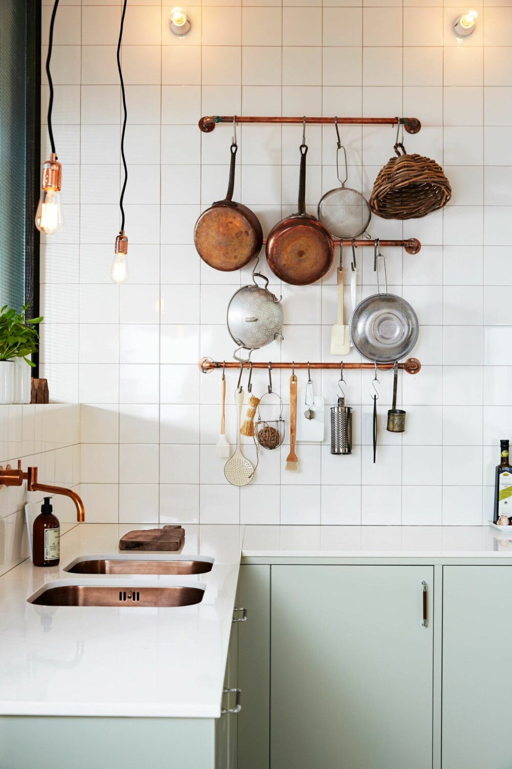 ORDEN: Få kjøkkenredskapene opp på veggen. Det er dekorativt og praktisk.