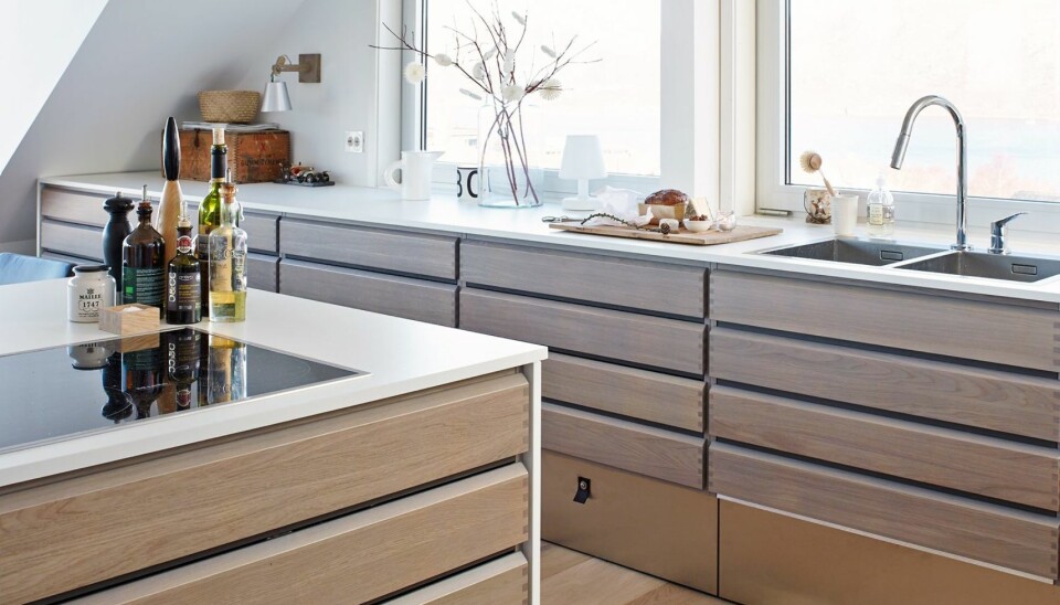 EGENDESIGN: Innredningen tar utgangspunkt i stramme, moderne linjer blandet med personlige detaljer, slik som håndtakene på de nederste skuffene. Anita sier de er inspirert av detaljer på gamle kasser som hun har flere av, noen samlet og andre funnet i bruktbutikker. Store glassflater byr på storslagen utsikt.