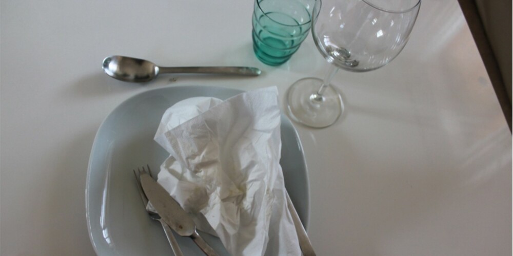 IKKE SLIK: Når alle er klar til å gå fra bordet etter endt måltid, må du ikke krølle servietten sammen og legge den over den skitne tallerkenen. Servietten skal foldes pent og legges til venstre i kuverten, omtrent der den lå da måltidet startet.