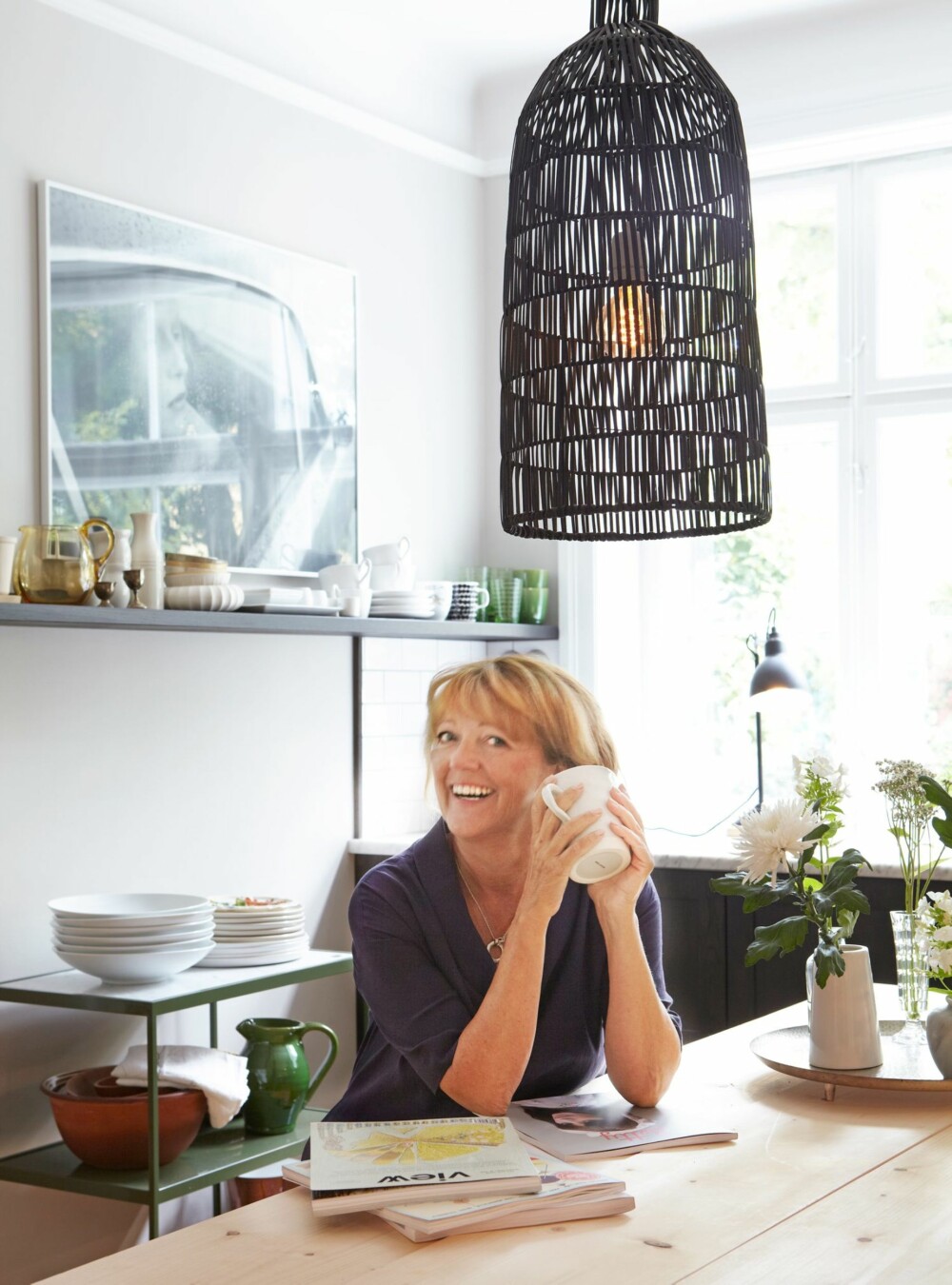 INNBYDENDE KJØKKEN: Trallen i grønt er fra Asplund, og den svarte lampen er fra Eske. Lisbeth Larsen har fått et hyggelig og innbydende kjøkken.
