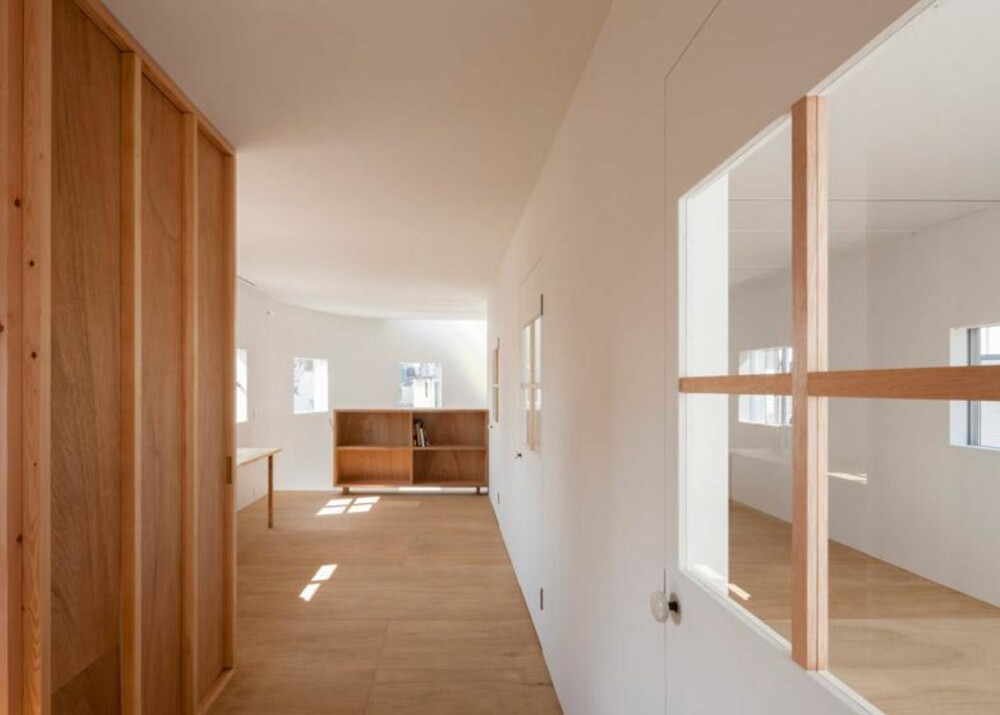 VARMER OPP: Bruken er treverk sammen med de mange hvite flatene i huset tilfører varme i interiøret. FOTO: Shinkenchiku sha