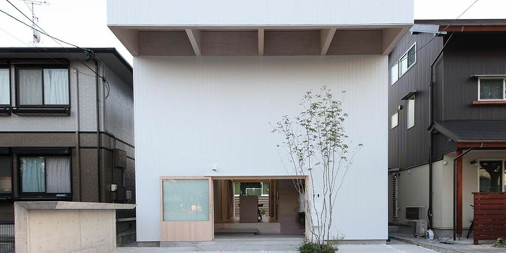 HINDRER INNSYN: Arkitektene ville gjøre det vanskelig for forbipasserende å se inn i dette huset. FOTO: Katsutoshi Sasaki + Associates