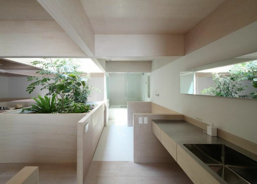 HALVVEGGER: Sjekk hvordan man sørger for lys og ventilasjon i dette huset. FOTO: Katsutoshi Sasaki + Associates