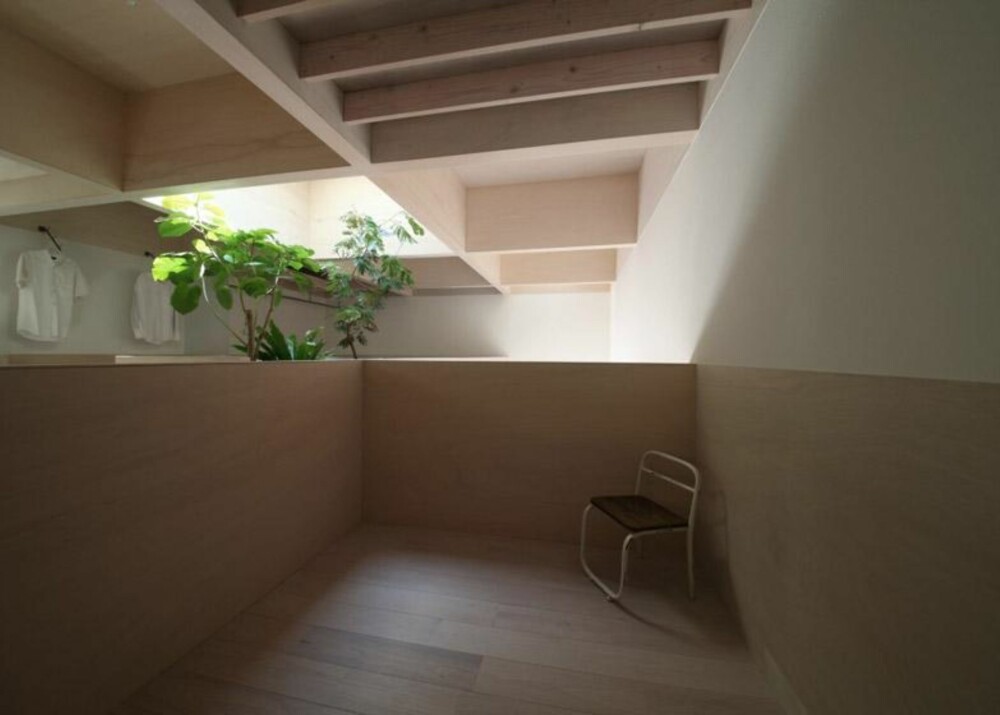 FLYTTBARE: De halvhøye veggene i boligen kan flyttes rundt på ved behov. FOTO: Katsutoshi Sasaki + Associates