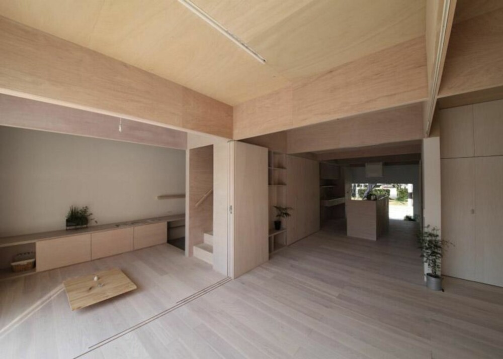 GOD PLASS: Smarte løsninger gjør at dette huset virker langt større enn det er. FOTO: Katsutoshi Sasaki + Associates