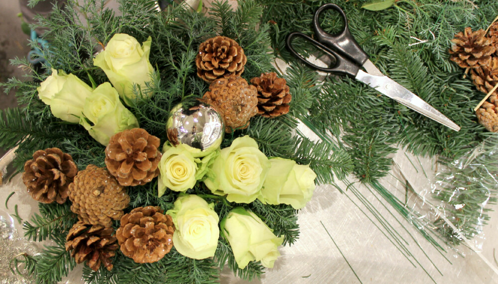 BLOMSTERDEKORASJON: En skål, oasis, granbar, kongler og blomster er alt som skal til for å lage din egen vakre blomsterdekorasjon til jul.