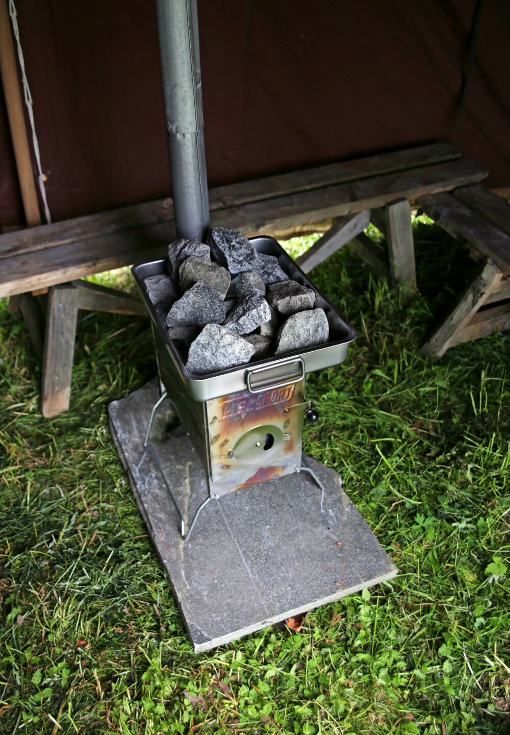STØDIG OG SIKKER: Fjern brennbart materiale og sett ovnen på en skiferplate som ligger stabilt.