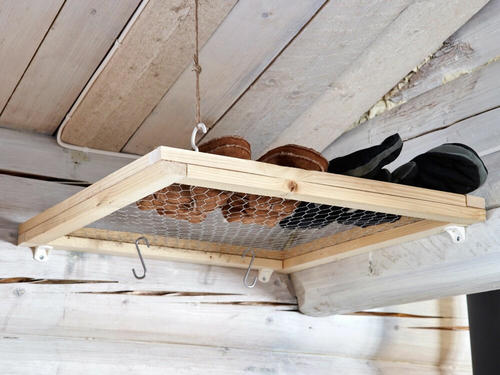 TØRKING: I taket over vedkomfyren på kjøkkenet har de en tørkeløsning med rist.
