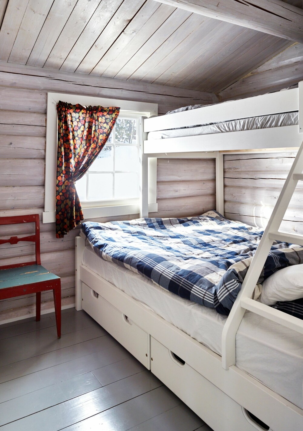 MED OPPBEVARING: Det er to soverom, det største av dem har dobbeltseng og køyeplass. Det er godt med oppbevaringsmuligheter i skuffene under sengen.    
