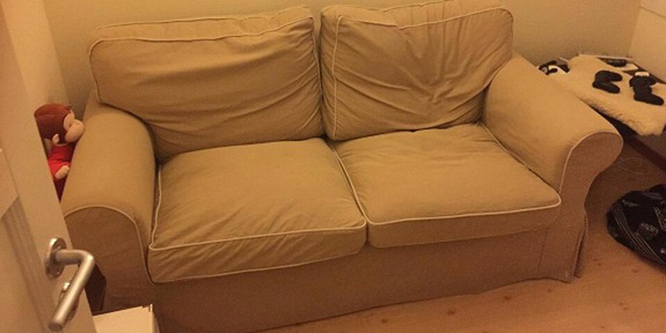 GIS BORT: Gunn Hinna (46) gir bort sin Ektorp-sofa fra Ikea fordi den er gammel. Hun kjøpte den også brukt i sin tid.