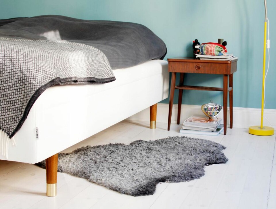 ELEGANT: Estelle-bena på senga under koster 999 kr for fire stykker, men gir til gjengjeld senga et elegant preg.