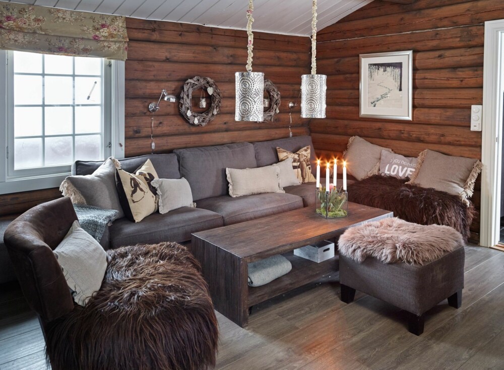 Ny glød: Hytta har gjennomgått stor forvandling fra tak
til gulv. Sofaen er fra Ikea, salongbordet og vegglampene fra Home & Cottage og lenestolen er fra Living.