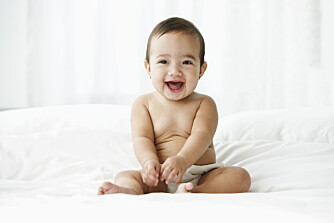 NÅR BEGYNNER BABYER Å LE: Hvordan får du egentlig babyen til å le? Og når ler den for første gang? Sjekk det ut her!