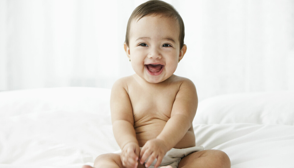 NÅR BEGYNNER BABYER Å LE: Hvordan får du egentlig babyen til å le? Og når ler den for første gang?