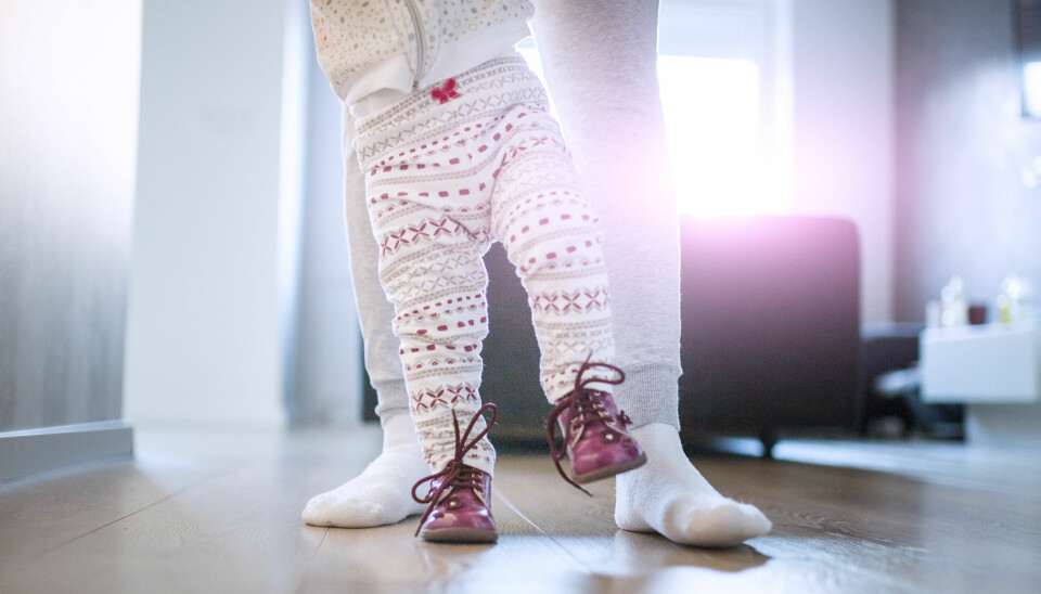 MOTORISK UTVIKLING HOS BABYER: Babyen lærer å gå når den motoriske utviklingen har kommet så langt at barnet er klar for å ta sine første steg. Når det er, varierer fra baby til baby.