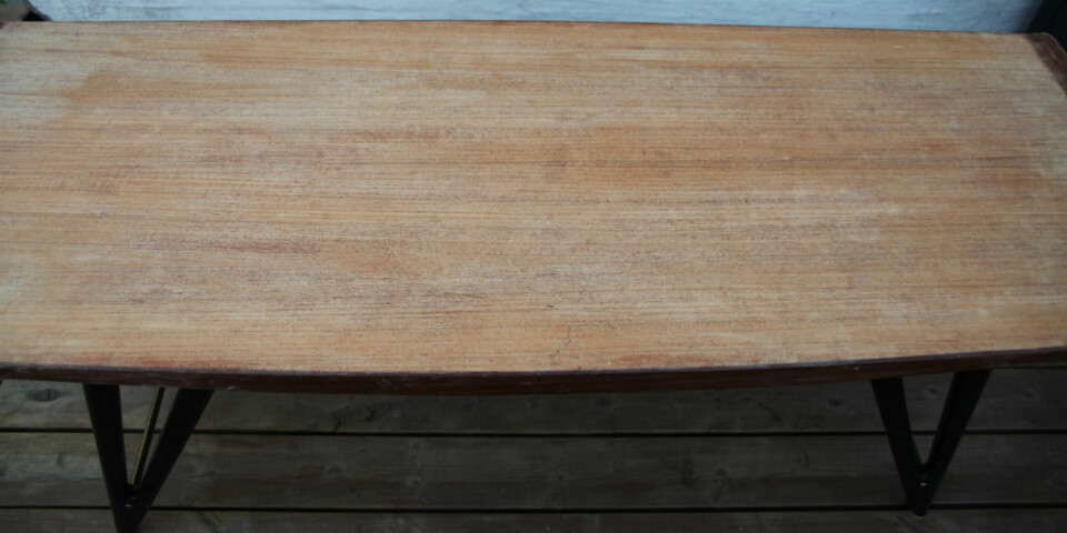 ETTER NEDSLIPING: Det samme bordet ble matt og lyst etter nedsliping.