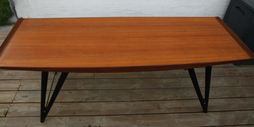 ETTER VASK: Bordet, mens det ennå er fuktig etter vasken. Omtrent slik ville det sett ut med en nøytral olje.