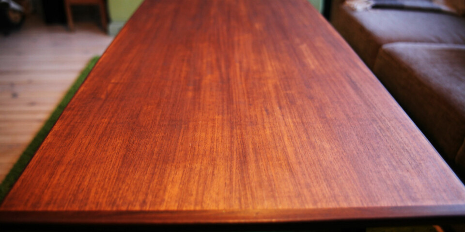 ETTER: Overflaten ble jevnere, den kastanjebrune oljen skjuler flekker og frisker opp.