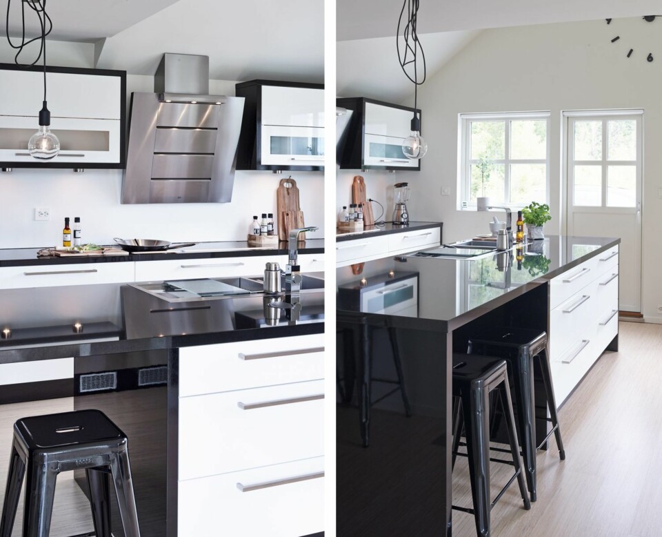 SVART: Svarte rammer setter et personlig preg på kjøkkeninnredningen fra Hamran. Vifte fra Electrolux. Muuto lampe fra Hansen & Co i Kristiansand. FAVORITTPLASSEN: Skreddersydd, hvitt høyglanskjøkken med svart ramme, fra Hamran Kjøkken. Massiv benkeplate i stein. Barkrakker Tolix fra bazaren.com. Døren fører ut til en liten terrasse, og
klokken på veggen ble kjøpt på Bohus.