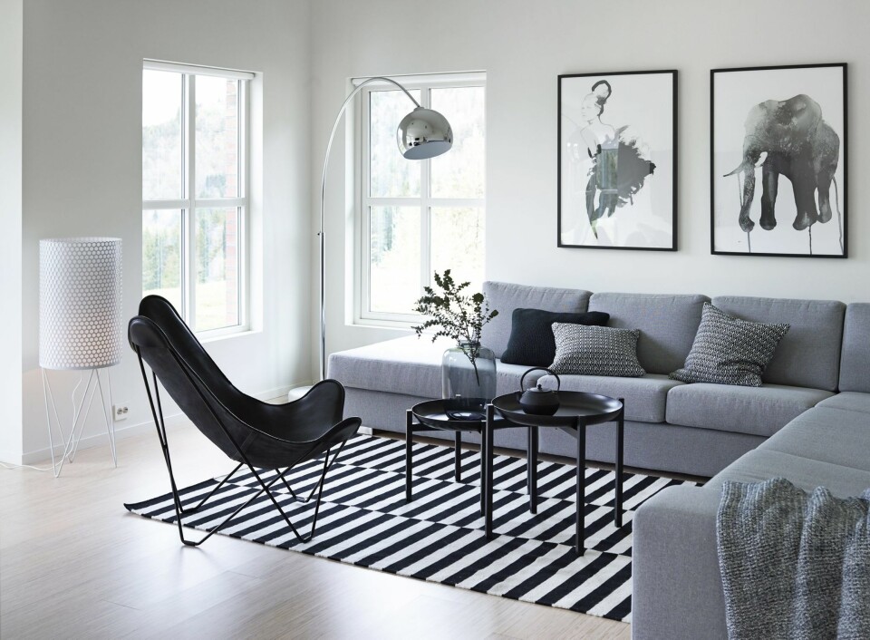 GOD PLASS: Cathrine og Eivind har ofte gjester og lette lenge etter en fleksibel modulsofa med plass til mange. De fant den på Living. Teppe, Randig, fra Ikea. Butterflystol, Cuero, fra casanovafurniture.dk, bord fra bazaren.com, lampe fra Bolia og vase fra Habitat. Bilder fra Wonderwall.