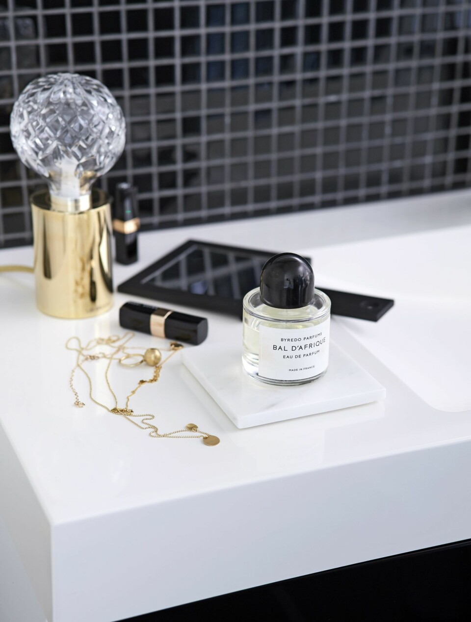 Lee Brooms lampe, Crystal Bulb, er badets blanke blikkfang mot veggen med svarte mosaikkfliser fra Modena.