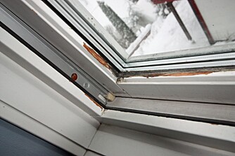 RÅTE OG MUGG: Her har det oppstått kondensskader på vinduene. Utgifter til utskifting av disse vil vanligvis ikke bli dekket av forsikringen.