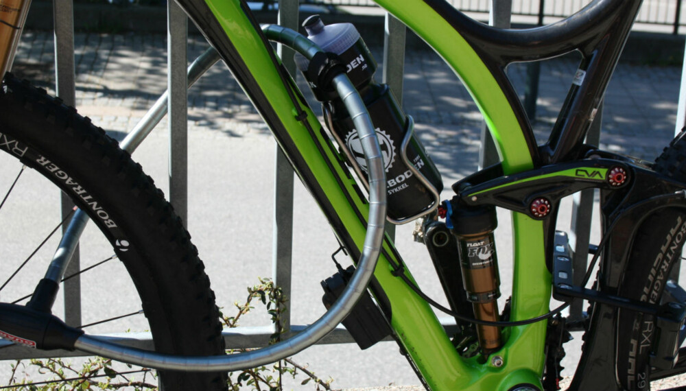 TO LÅSER: Sykkelekspertene anbefaler å investere i to solide låser for å være trygg på at sykkelen ikke blir stjålet.