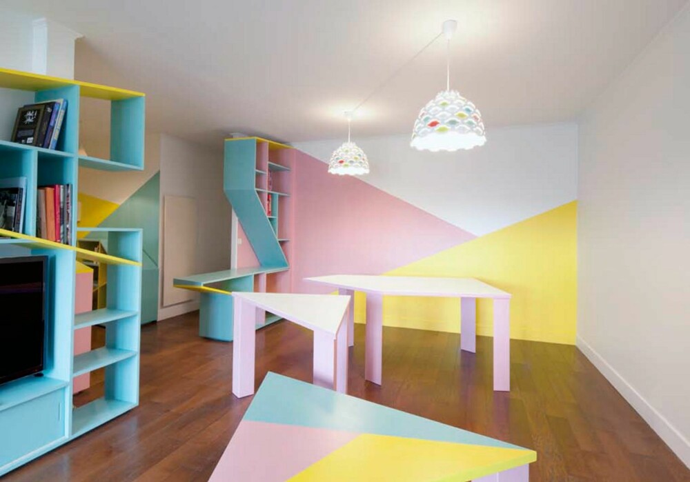 VEGGPRYD: Interiørarkitekten har lekt seg med form og farge både på veggene og i rommet. Hun ønsket å oppnå bevegelse og dynamikk i rommet.