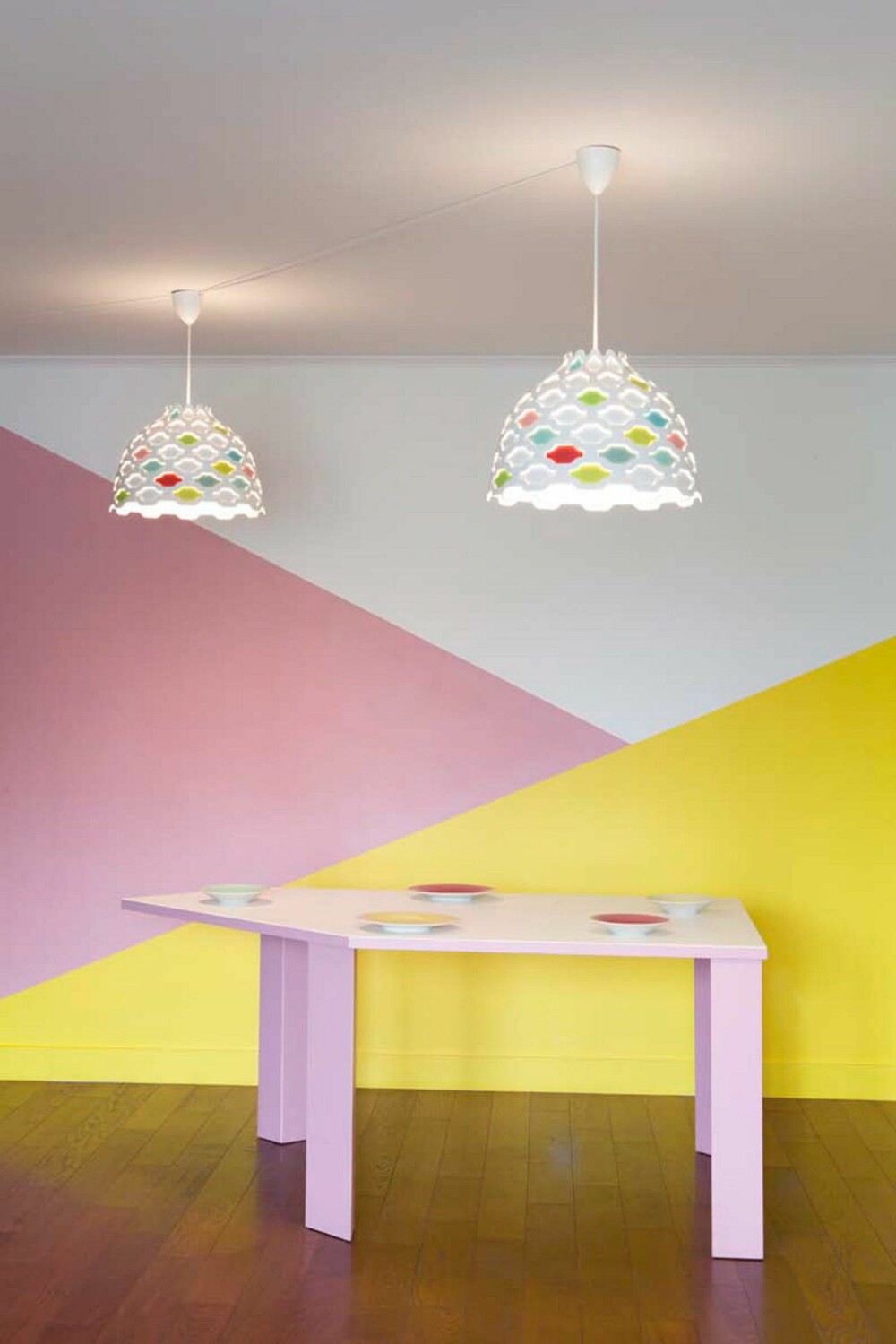 BELYSNING: Lampene følger det samme fargerike konseptet og henter opp pastellfargene fra interiøret.