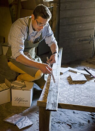 MED PRESISJON OG LIDENSKAP: Ole-Petter Mork Sandersen lager 
stuebord i en fei, av gammelt treverk fra en låve og nye betongfliser fra eget firma. Han har verksted i kjelleren.