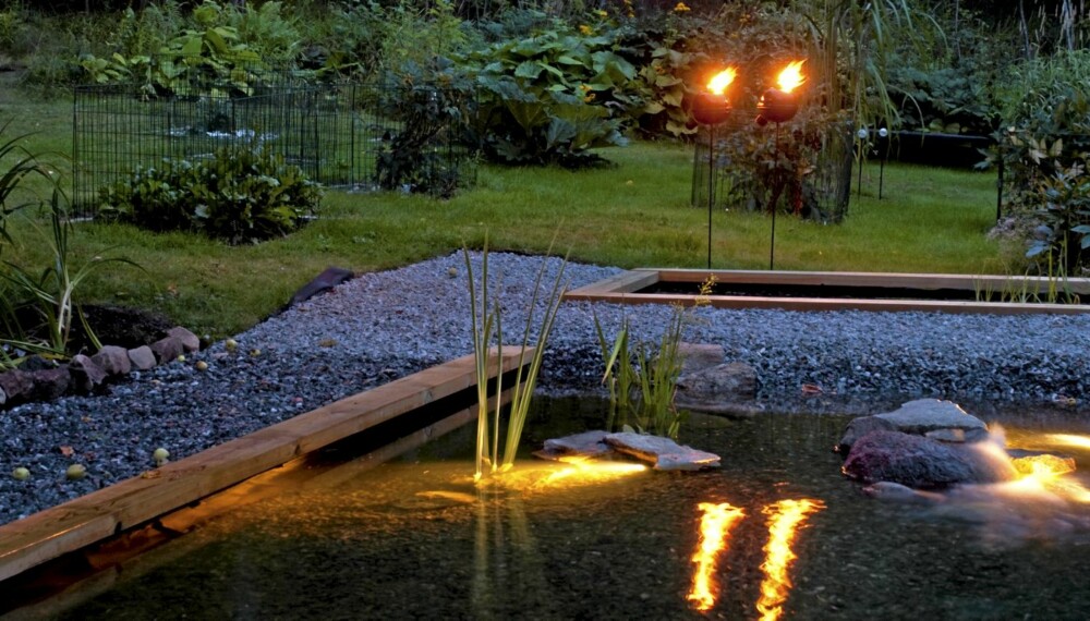 MAGISK STEMNING. Du trenger ikke mange meterne for å lage en dam i hagen. Installerer du lys, blir det magisk stemning om kvelden. Fakler og levende lys er også flott når flammene speiles i dammen.