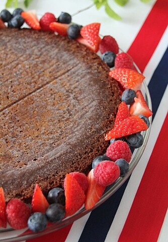17. MAI-KAKE: For å gjøre det lille ekstra, er det superfint med blåbær og jordbær rundt sjokoladekaken.