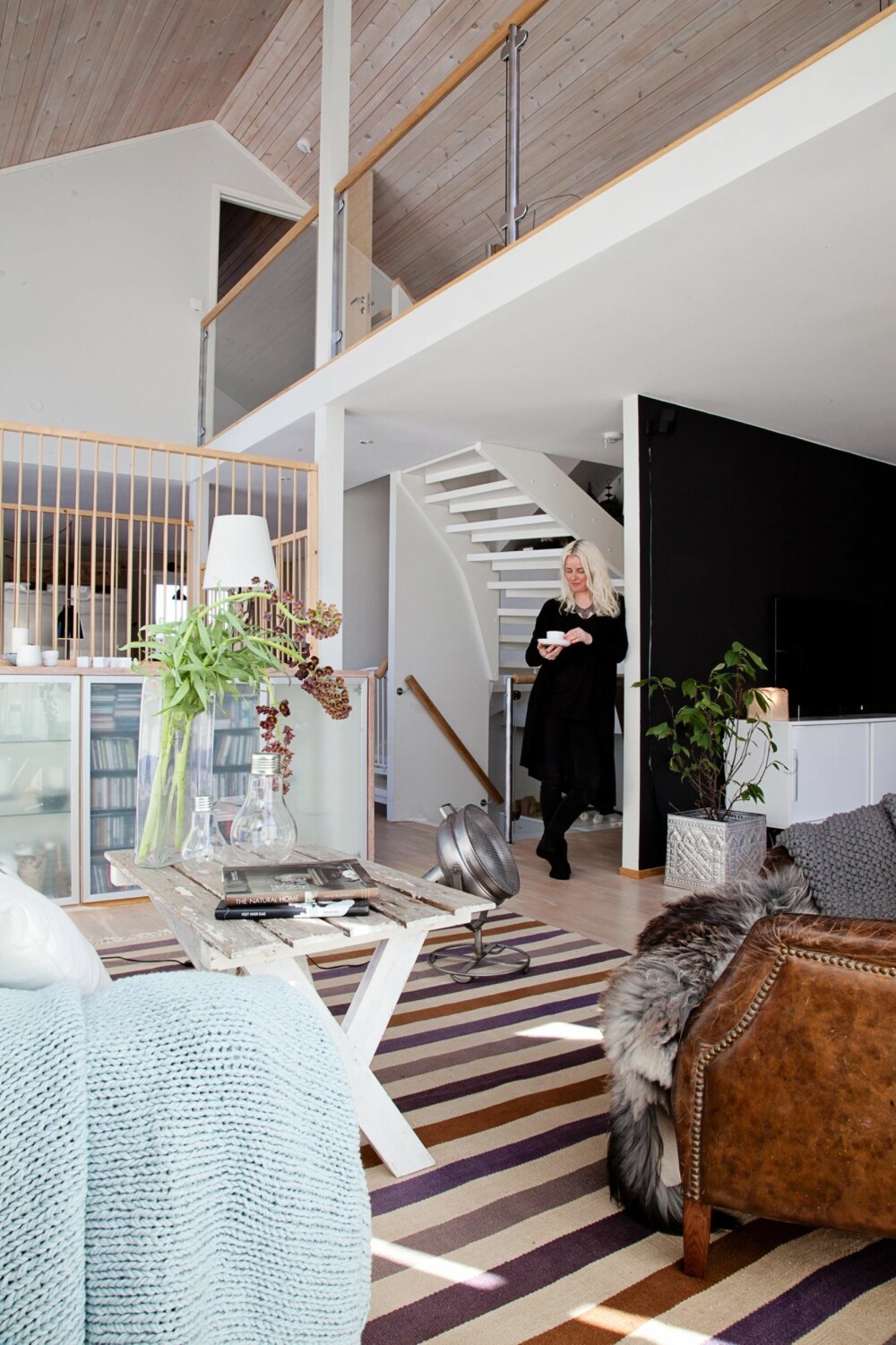 KUL ARKITEKTUR: Hele andre etasje i eneboligen har en åpen løsning med glidende overganger fra sone til sone. Her ser vi fra stue og inn til kjøkkensonen. KUL ARKITEKTUR: Hele andre etasje i eneboligen har en åpen løsning med glidende overganger fra sone til sone. Her ser vi fra stue og inn til kjøkkensonen.