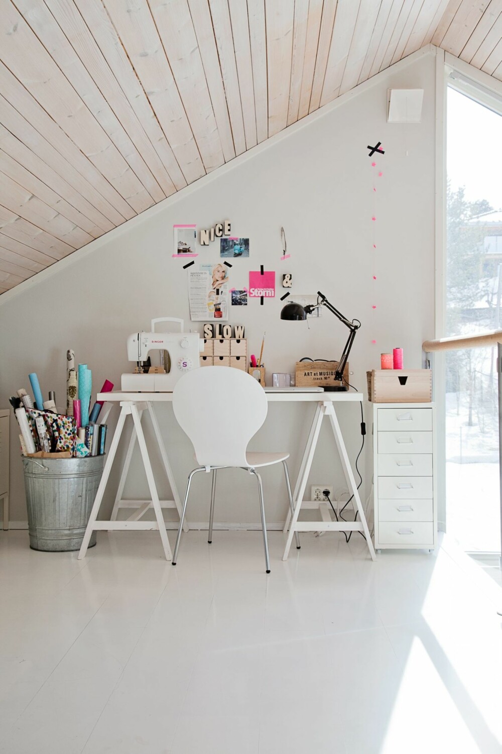 KONTORKROK: På mesaninen har Bente valgt å male tregulvene hvite. 
Her har hun kontorplassen sin og arbeidsbord til symaskinen og andre kreative prosjekter.