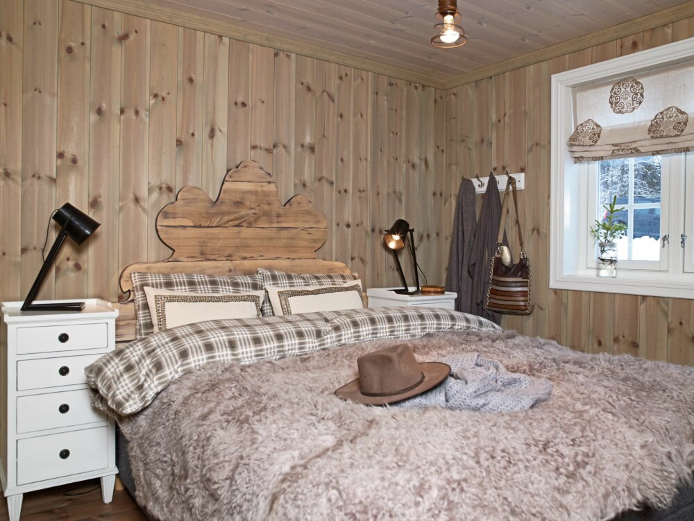 SOVEROMMET: På hovedsoverommet er veggene beiset med en litt lysere pigmentering. Den særpregede hodegavlen er fra Anouska Colorful Living. Nattbordene, nattbordlampene og taklampen er fra Home & Cottage. Sengeteppet i toscanalam er fra Senze of Joy. (FOTO: Inger Mette Meling Kostveit) SOVEROMMET: På hovedsoverommet er veggene beiset med en litt lysere pigmentering. Den særpregede hodegavlen er fra Anouska Colorful Living. Nattbordene, nattbordlampene og taklampen er fra Home & Cottage. Sengeteppet i toscanalam er fra Senze of Joy. (FOTO: Inger Mette Meling Kostveit)