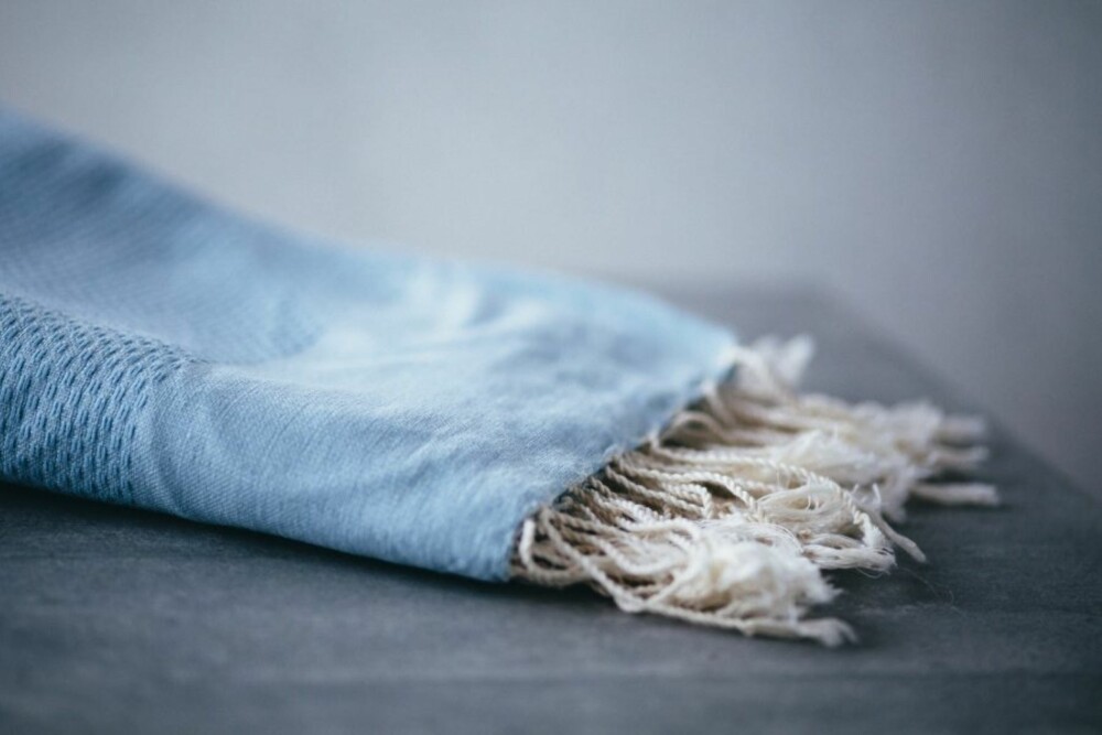 SENGETEPPE: Blått er høstens vinner, også på soverommet. Her ved et blått sengeteppe fra Cosa.