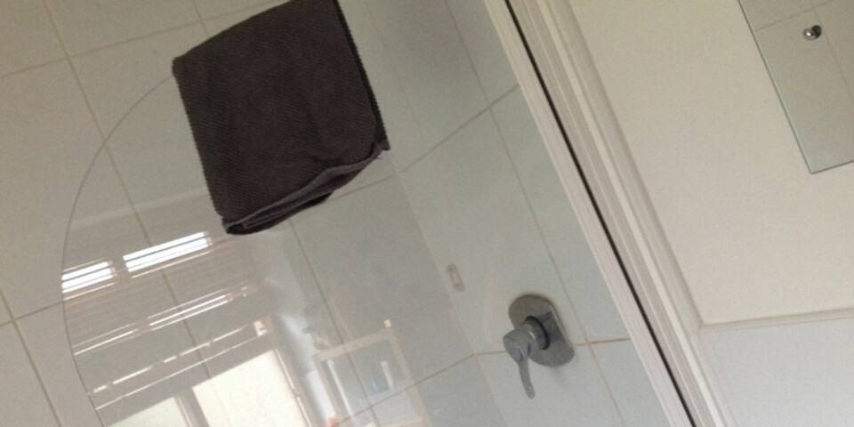 TA EN KALD DUSJ: Om du ikke kan kjøle ned rommet, er det lurt å prøve å få ned kroppstemperaturen før du legger deg.