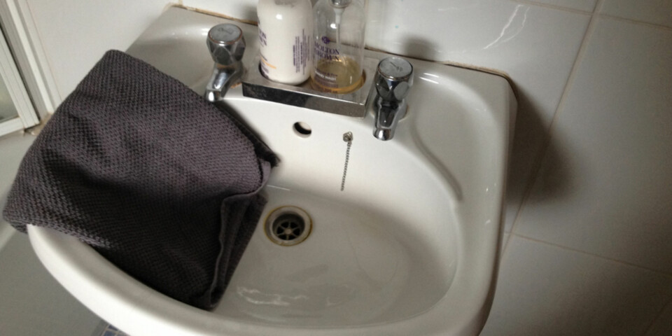 KJØL DEG NED: Ekspertene har mange råd for å sove i varmen. Ett av dem er å bre over seg med et kaldt, vått håndkle.