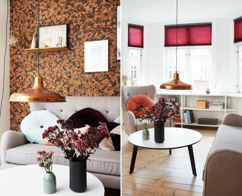 INNBYDENDE: Stuens samlingspunkt er blitt et hyggelig sofahjørne med sofa og lenestol fra Ilva. Tapetet er et vintagetapet fra Retro Villa. De to bildene på veggen er fra loveandink.co,.uk, putene fra Christina Lundsteen/Eske. Lampen over bordet har Anitta funnet på et loppemarked. Den svarte vasen er fra Lyngby Porcelæn, og den lille vasen er fra Kähler. Plisségardinene fra Faber i fargen 7859 Alba bordeaux gir et varmt lys til stuen når solen står på. Samtidig gir de stuen et lite fargekick. I lenestolen ligger en rund velpurpute fra Christina Lundsteen/Eske.