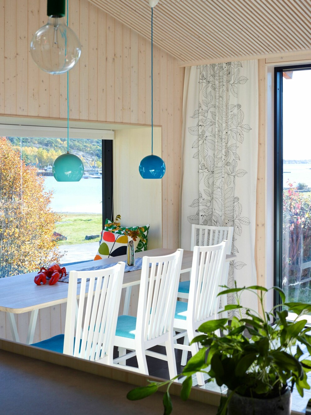 UTNYTTER PLASSEN: Sittevinduet gjør
stuedelen større, fordi det er stoler bare
på en side av bordet. Spisebordet av ask er laget på bestilling, og er smalere enn vanlig for å få gi mer plass til resten av rommet. Stolene Ikea Norrnas er
trukket om i to nyanser turkis, som taklampene. (FOTO: Ragnar Hartvig) UTNYTTER PLASSEN: Sittevinduet gjør
stuedelen større, fordi det er stoler bare
på en side av bordet. Spisebordet av ask er laget på bestilling, og er smalere enn vanlig for å få gi mer plass til resten av rommet. Stolene Ikea Norrnas er
trukket om i to nyanser turkis, som taklampene. (FOTO: Ragnar Hartvig)