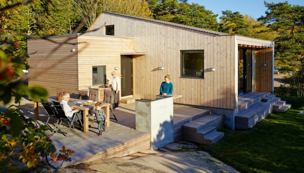 ARKITEKTTEGNET HYTTE: Den nye hytta ble bygget på tomta der den gamle sto. Utekjøkkenet er plassert der hvor kveldssola kommer. Siri (til høyre) trives på hytta sammen med foreldrene Torill og Kåre og sønnen Storm. (FOTO: Ragnar Hartvig) ARKITEKTTEGNET HYTTE: Den nye hytta ble bygget på tomta der den gamle sto. Utekjøkkenet er plassert der hvor kveldssola kommer. Siri (til høyre) trives på hytta sammen med foreldrene Torill og Kåre og sønnen Storm. (FOTO: Ragnar Hartvig)