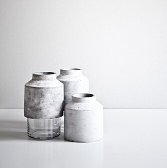 VASEFAVORITT: Kokaas er glad i betong og har Willmann-vasen Menu som sin favoritt til hjemmet. FOTO: Hviit.no. VASEFAVORITT: Kokaas er glad i betong og har Willmann-vasen Menu som sin favoritt til hjemmet. FOTO: Hviit.no.