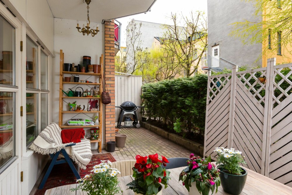 UTEPLASS: Den romslige terrassen gir leiligheten et større bruksområde på sommerhalvåret.
