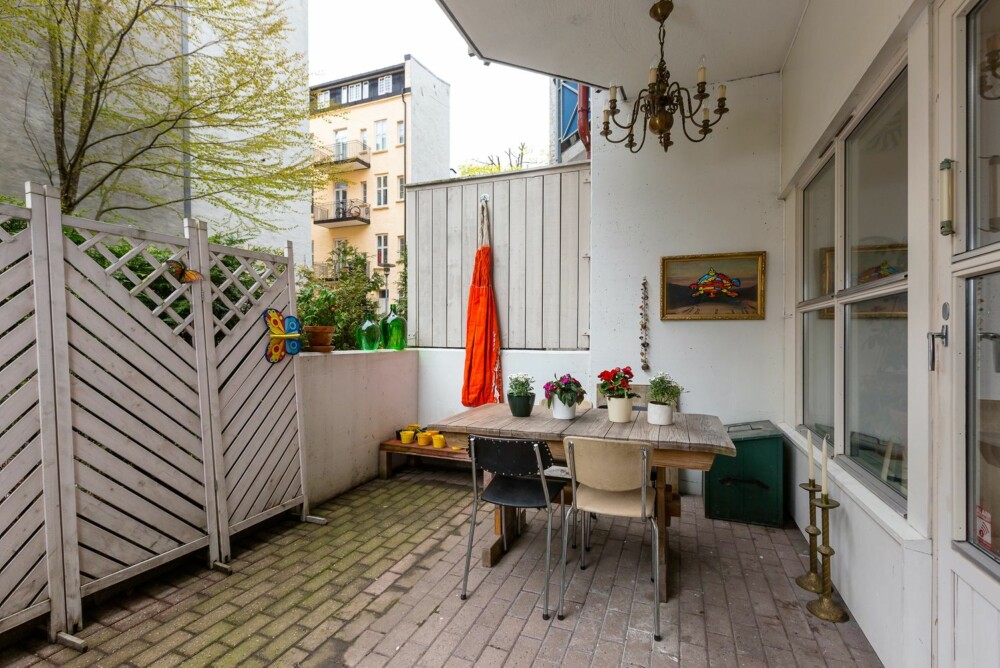 UTELIV: Den åpne terrassen rommer både grill og spiseplass.