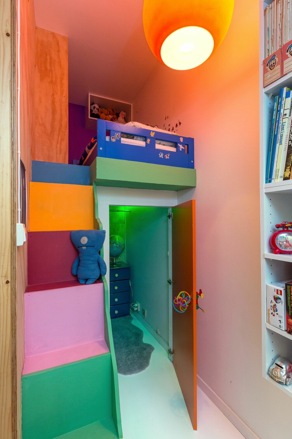BARNEROM: På barnerommet har arkitekten satt inn en opphøyd seng slik at det blir plass til oppbevaring av klær under sengen.
