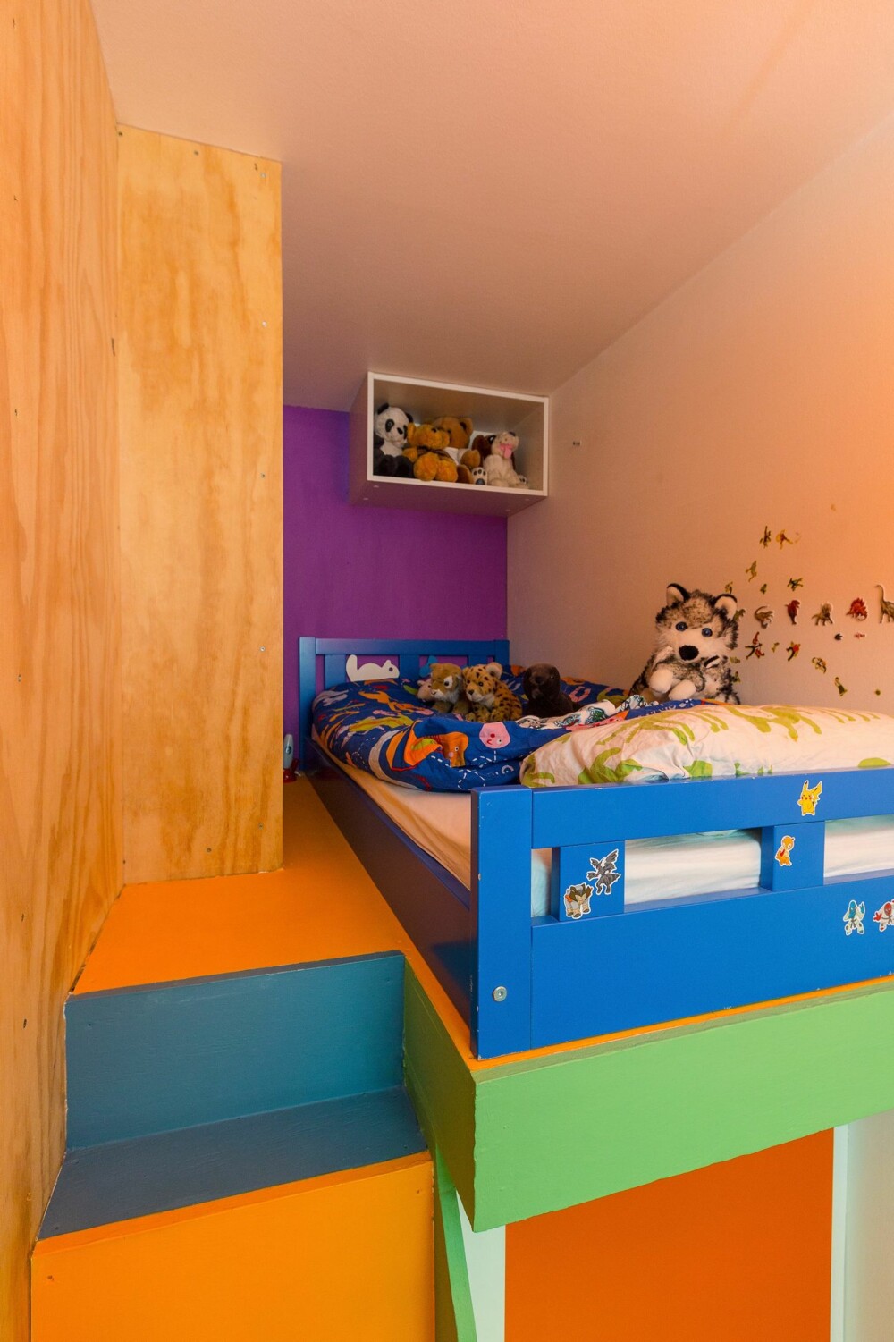 FARGEGLAD SENG: Arkitekten har vært opptatt av å innrede med sterke farger basert på Montessoris fargepedagogikk om barns utvikling.