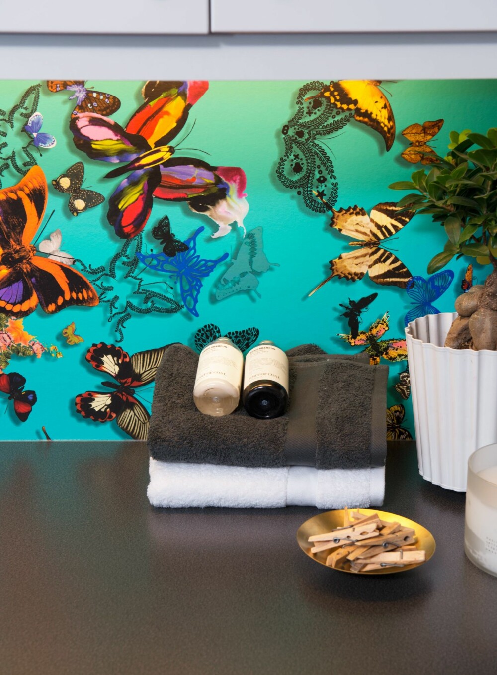 BLIKKFANG: Mellom overskap og benk på vaskerommet valgte interiørarkitekten dette tapetet: OV495-03 i fargen «Multi», design Christian Lacroix for Designers Guild, kr 930 pr. rull. Mot de grå veggene og det lilla vinylgulvet, skaper tapetet dybde og liv i rommet. BLIKKFANG: Mellom overskap og benk på vaskerommet valgte interiørarkitekten dette tapetet: OV495-03 i fargen «Multi», design Christian Lacroix for Designers Guild, kr 930 pr. rull. Mot de grå veggene og det lilla vinylgulvet, skaper tapetet dybde og liv i rommet.